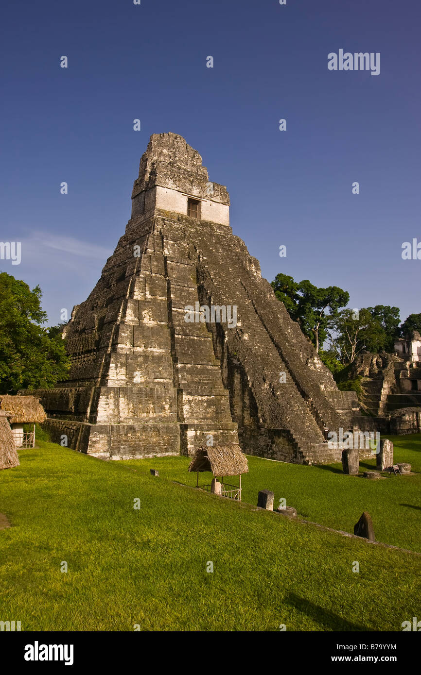 TIKAL, GUATEMALA - Tempel I, der Tempel des Jaguars, bei den Maya-Ruinen von Tikal in El Petén Abteilung liegt. Stockfoto