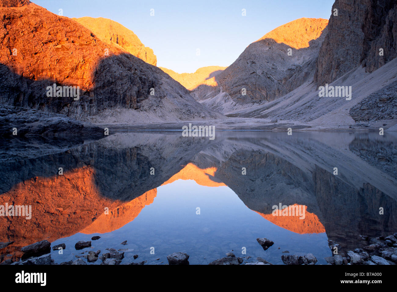 Sonnenaufgang über dem See Antermoja, Provinz von Bolzano-Bozen, Italien, Europa Stockfoto