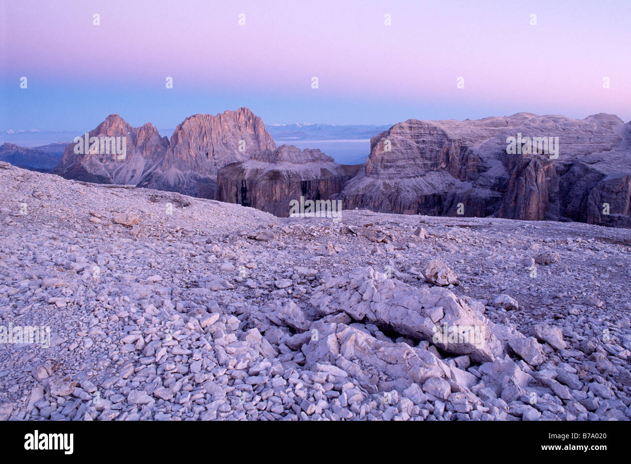 Blick auf Mount Langkofel vom Pordoi Pass bei Dämmerung, Provinz von Bolzano-Bozen, Italien, Europa Stockfoto