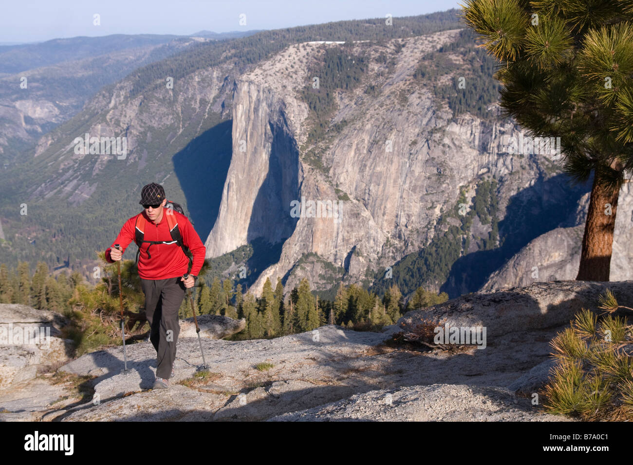 Ein Mann-Trail Wandern im Yosemite National Park über dem El Capitan in Kalifornien Stockfoto