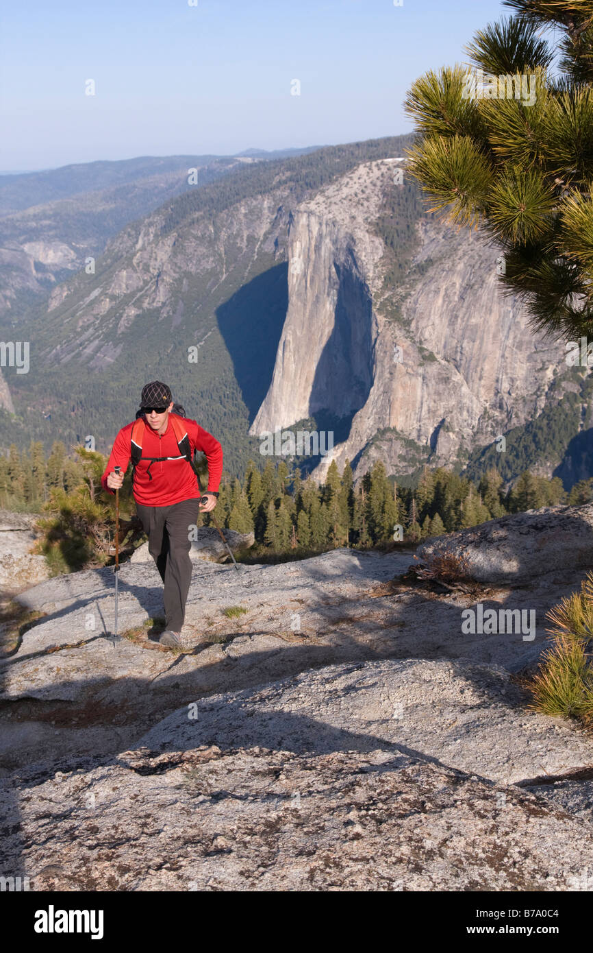 Ein Mann-Trail Wandern im Yosemite National Park über dem El Capitan in Kalifornien Stockfoto