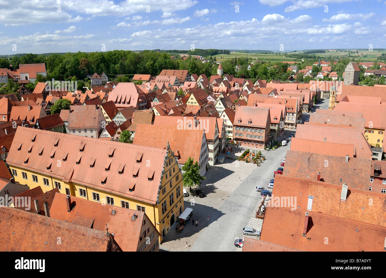Schranne, Weinmarkt Square, Rothenburger Tor Tor, Dinkelsbühl, Middle Franconia, Bayern, Deutschland, Europa Stockfoto