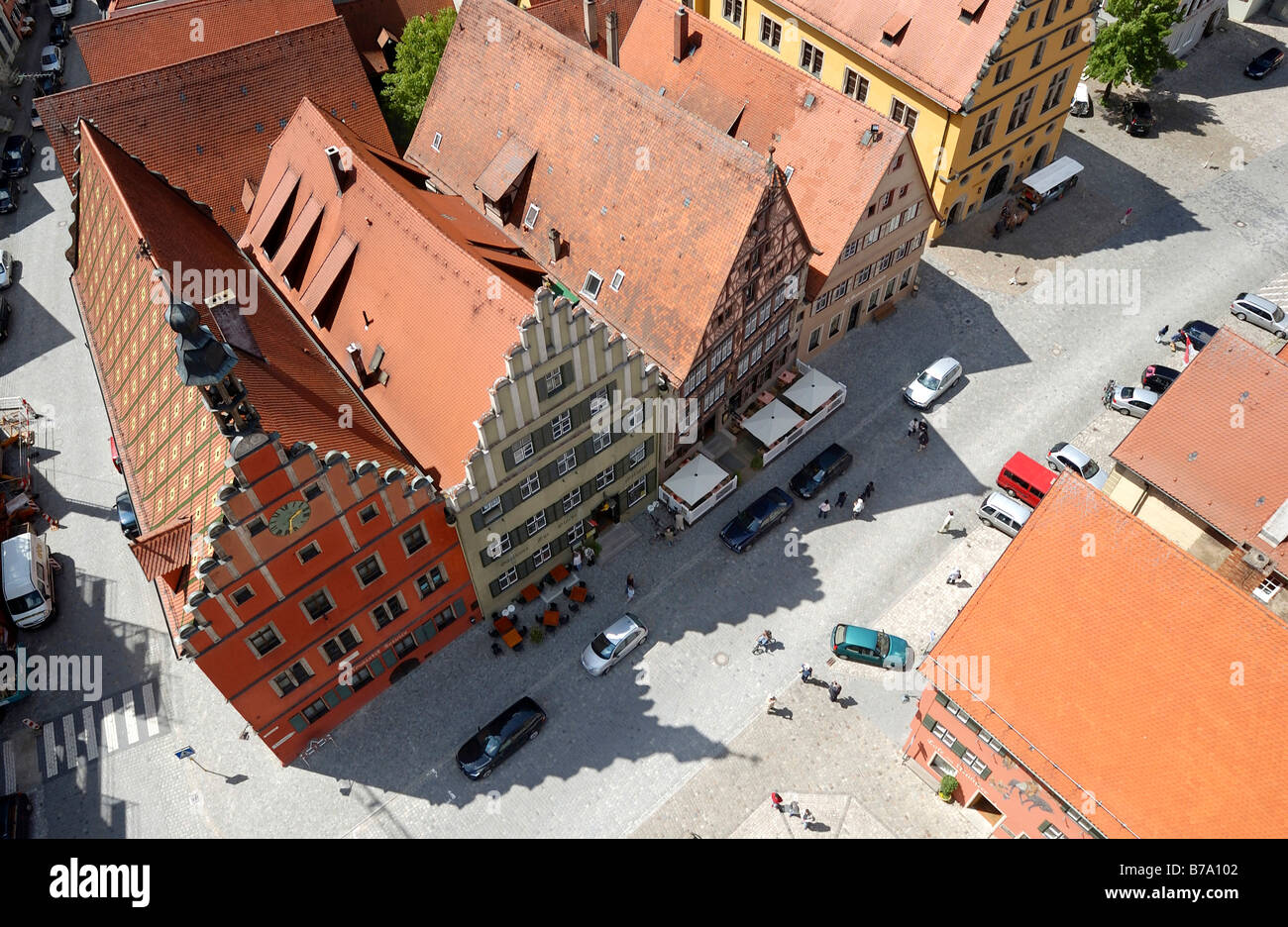 Satteldach beherbergt: Ratsherrentrinkstube, Gasthaus Zur Glocke Gästehaus Deutsches Haus Gästehaus, Apotheke, Schranne, Weinmar Stockfoto