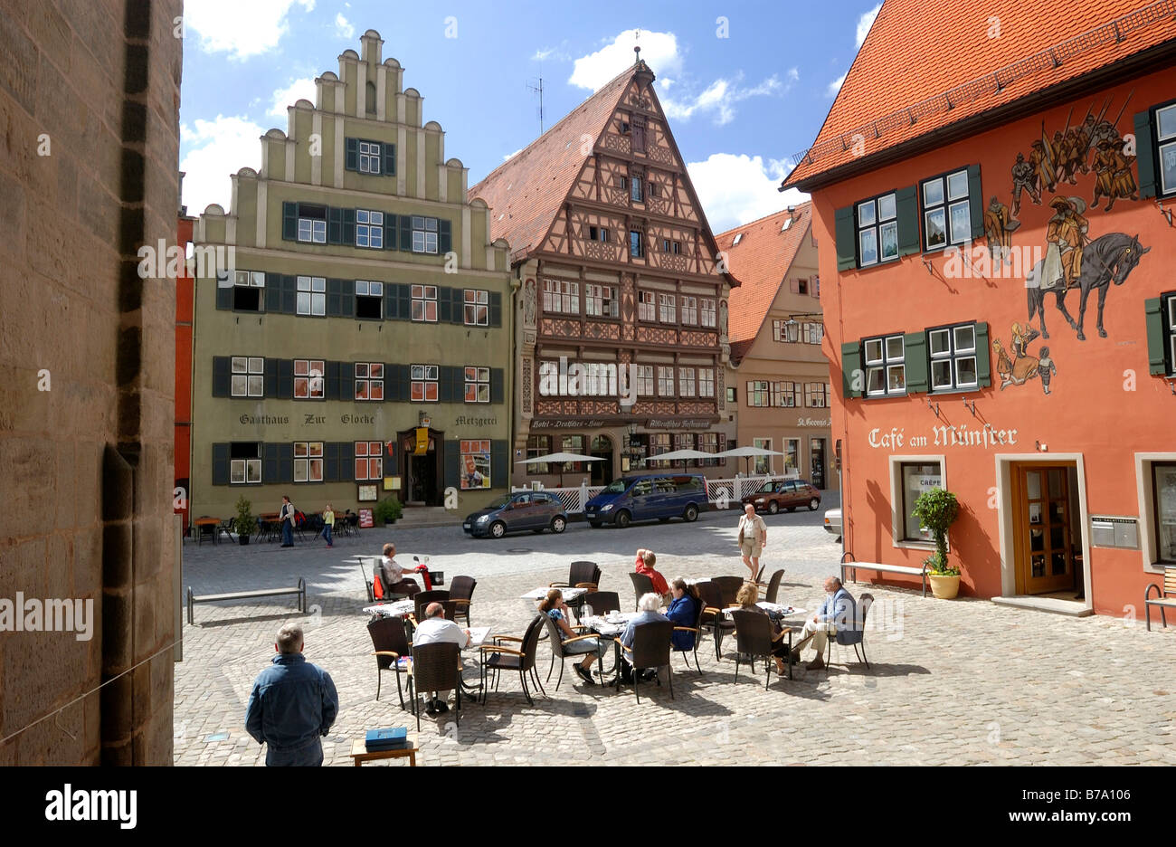 Satteldach-Haus, Gasthaus Zur Glocke Gästehaus, Gästehaus Deutsches Haus, Dinkelsbühl, Middle Franconia, Bayern, Deutschland Stockfoto
