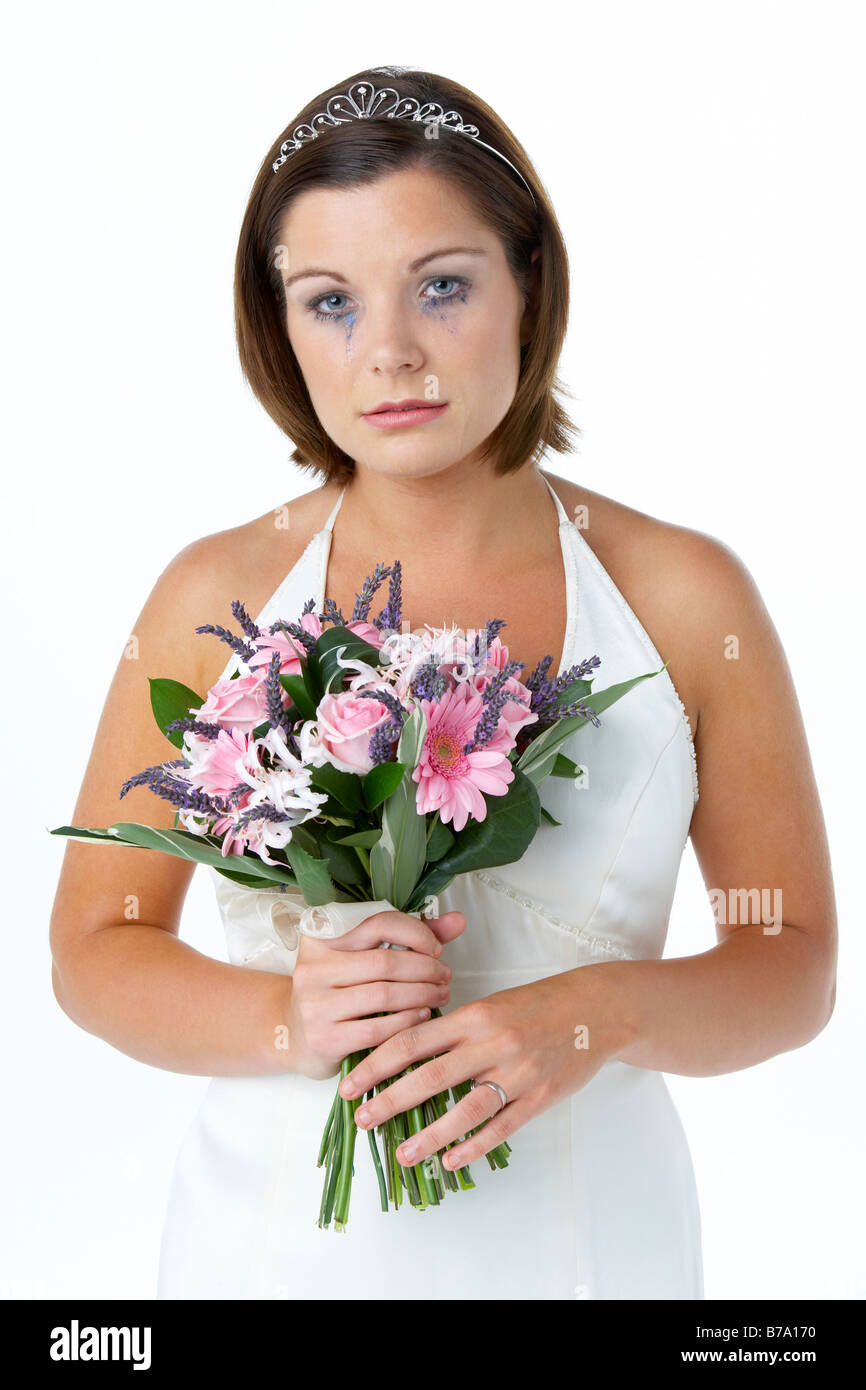 Bride Holding Bouquet und Weinen Stockfoto