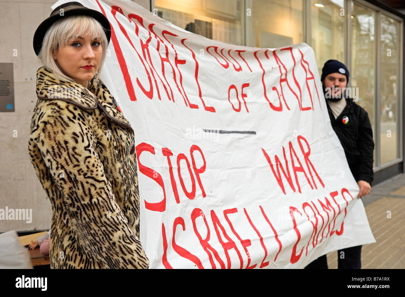 Demonstranten gegen die israelischen Angriffe auf Gaza mit Schild in Bristol UK 18. Januar 2009 Stockfoto