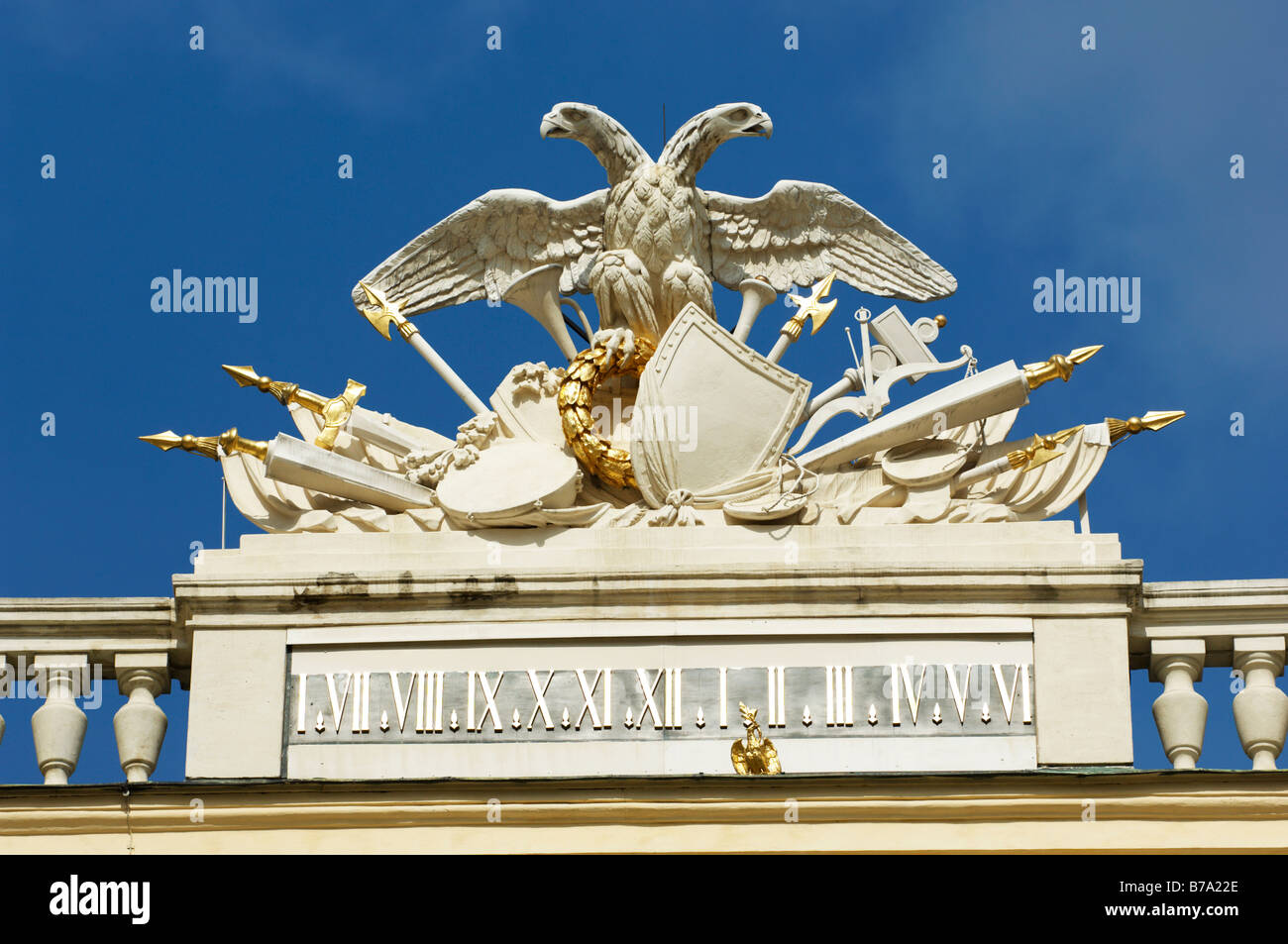 Kaiser-Ornamente mit Doppeladler auf dem Dach des Schloss Schönbrunn, Wien, Österreich, Europa Stockfoto