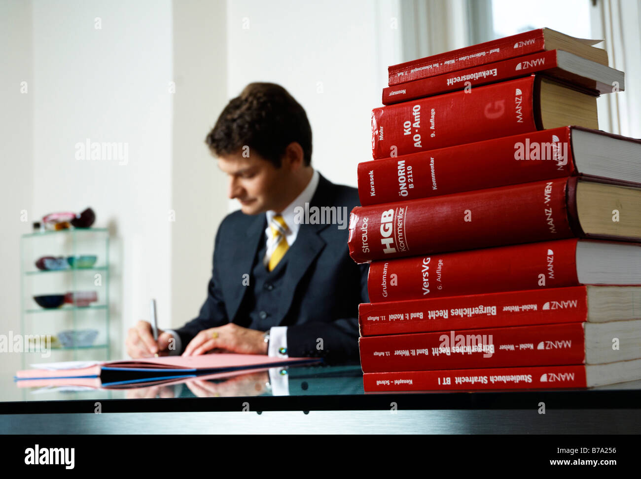 Rechtsanwalt, Steuerberater, Unternehmensberater, Signieren einer Datei an einem Schreibtisch Stockfoto