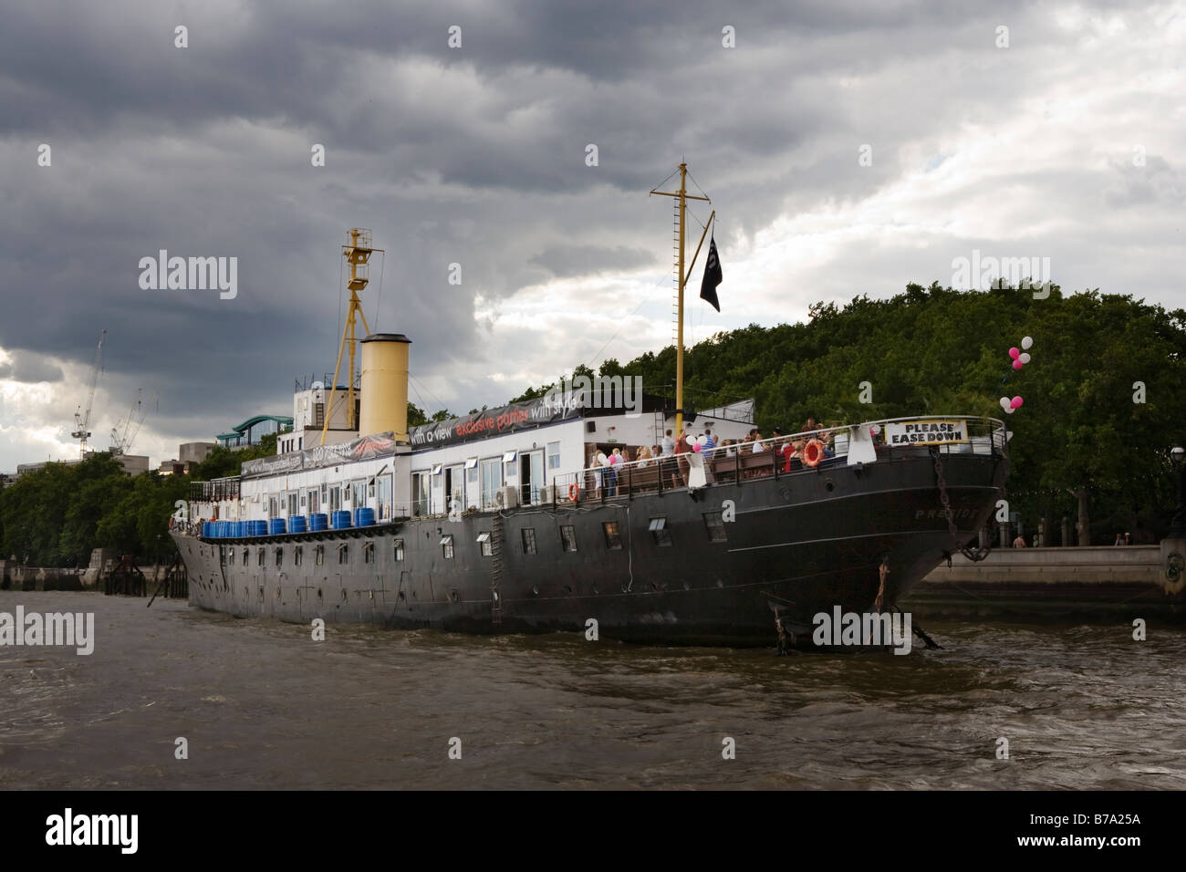 Eine große Party-Boot auf der Themse in London Stockfoto