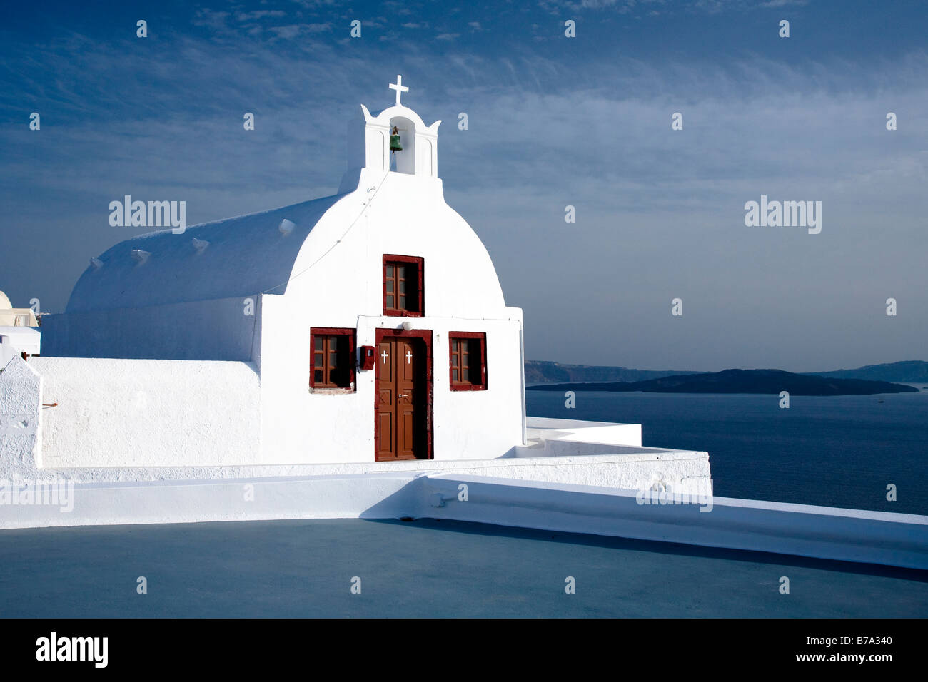 Kleine griechische Kirche Oia Santorini Cyclades Griechenland Stockfoto