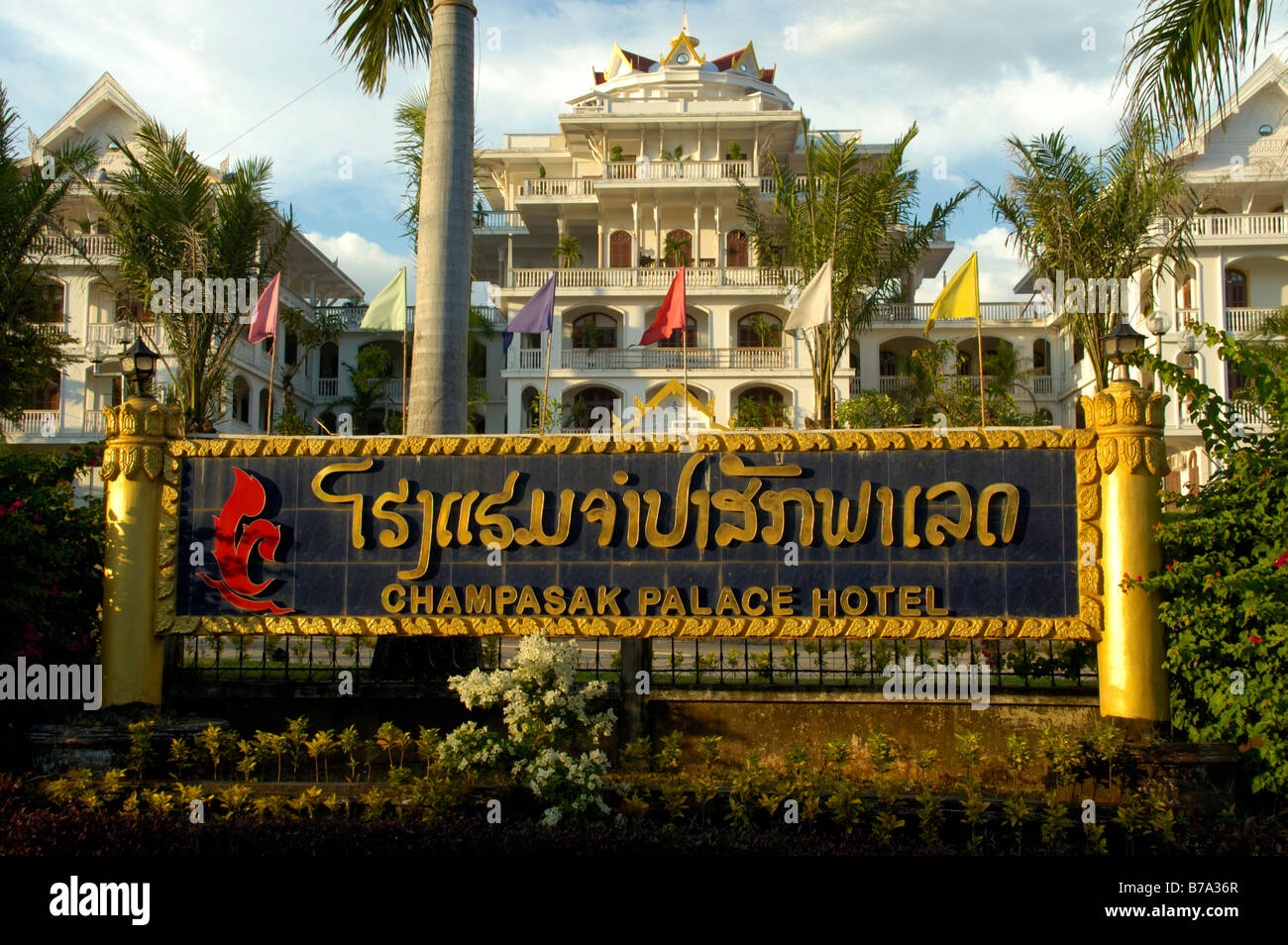 Melden Sie mit laotischen Schriftzug, Champasak Provinz Champasak Palace Hotel, Pakse, Laos, Südostasien Stockfoto