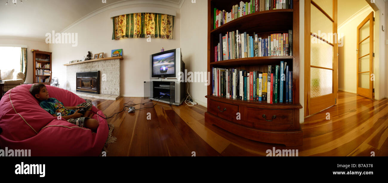 Sechs Jahre alten Jungen zu Hause mit Playstation 2 Stockfoto