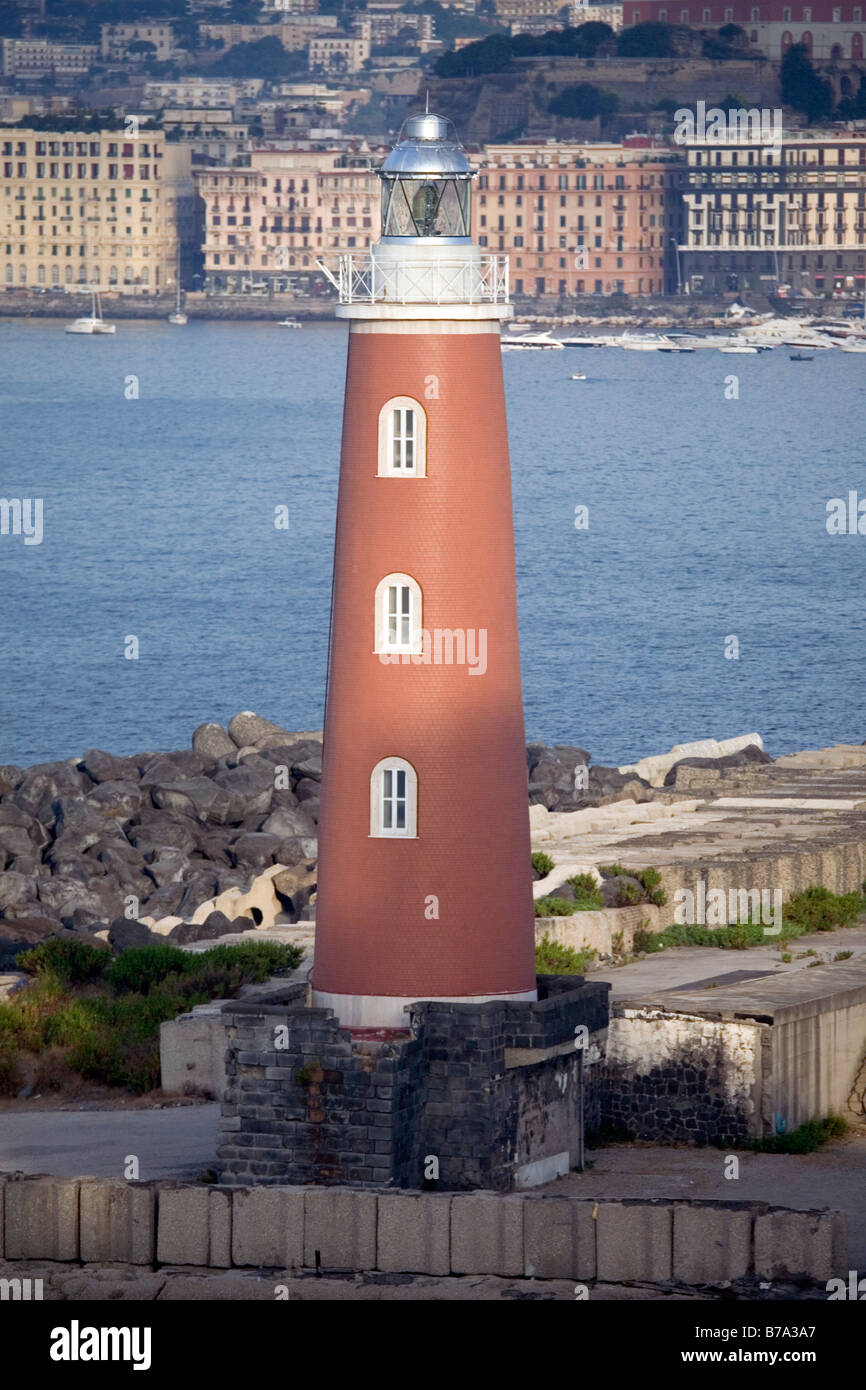 Napoli-Leuchtturm an der Hafeneinfahrt vom Meer aus gesehen Stockfoto