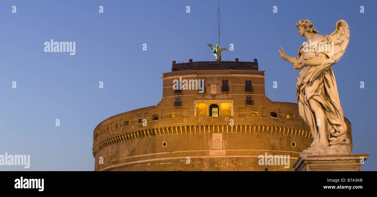 Rom - Statue der Engel und Engel Schloss am Abend Stockfoto