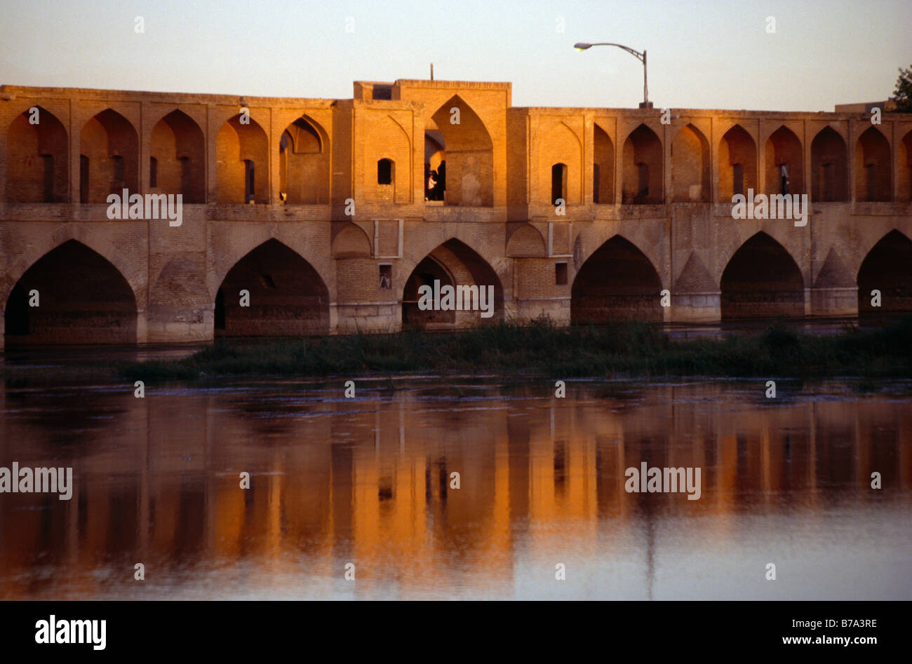 Esfahan Iran Pol-e-Si-o-Seh Brücke der 33 Bögen bei Sonnenuntergang im Jahre 1602 auf Sajandeh Rud Fluss gebaut Stockfoto