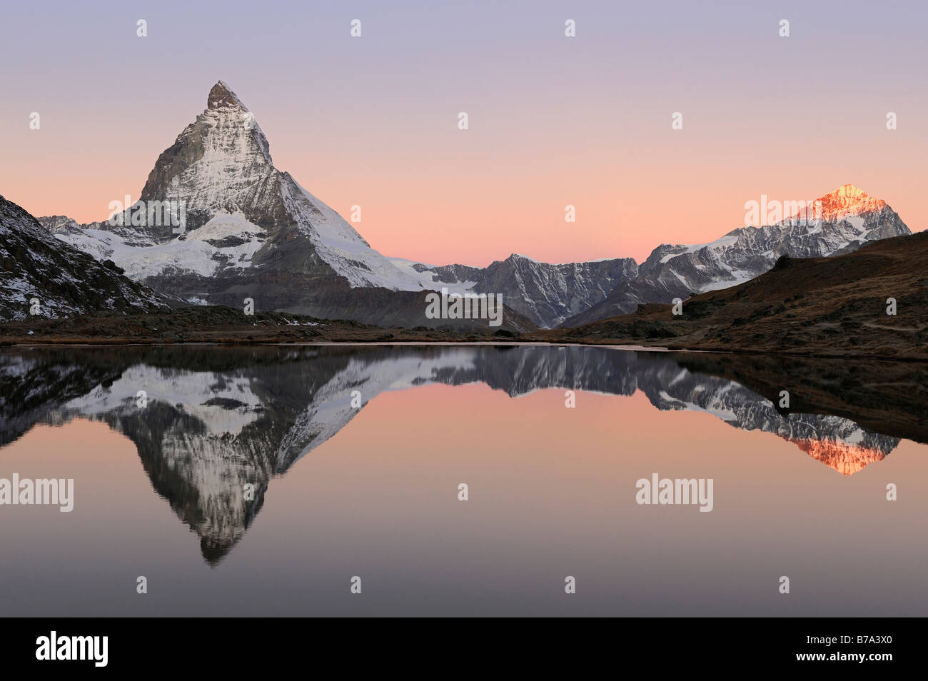 Matterhorn-Spiegelbild im Riffelsee, Zermatt, Wallis, Schweiz, Europa Stockfoto