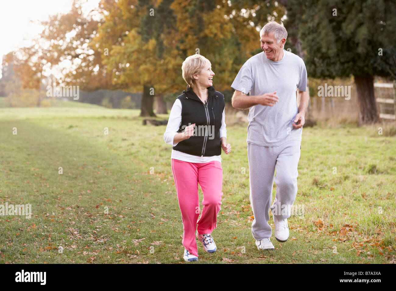 Älteres paar Power Walking im Park Stockfoto