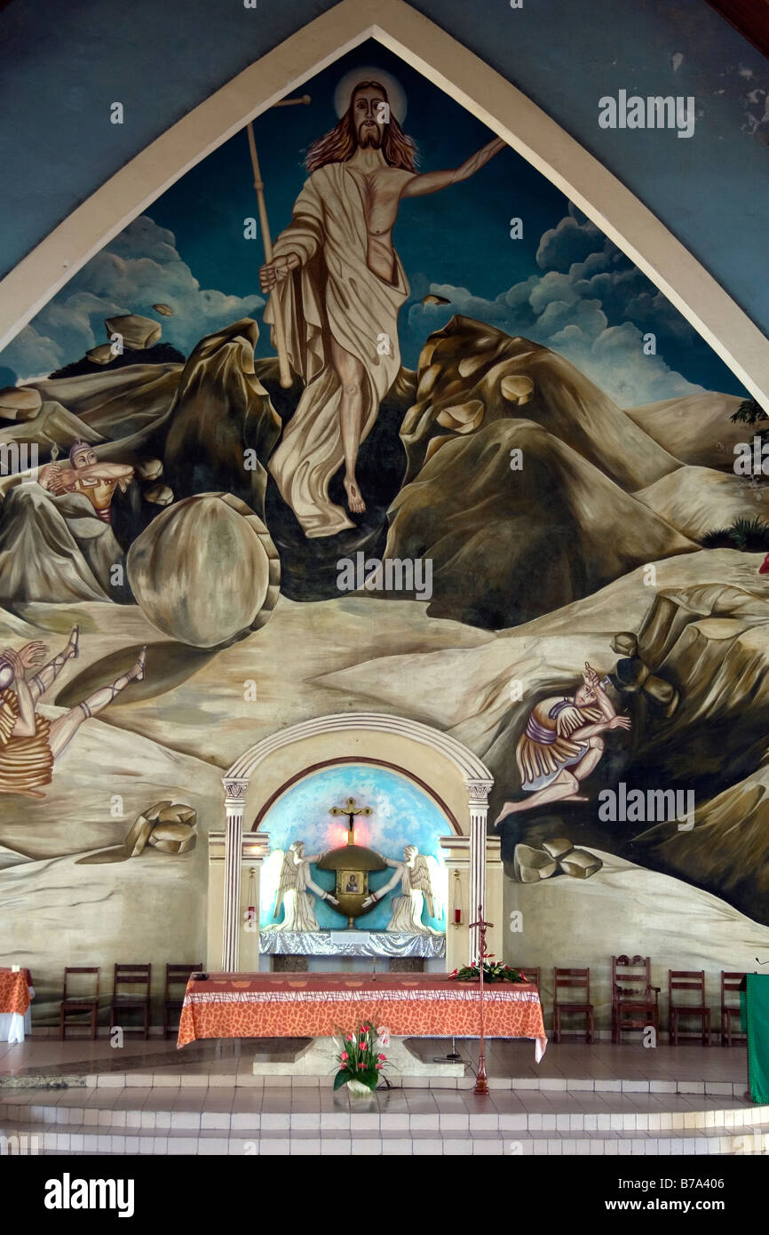 Katholische Kirche von Saint Monica Sainte Monique Douala Kamerun Westafrika Hauptaltar und Wandmalerei Stockfoto