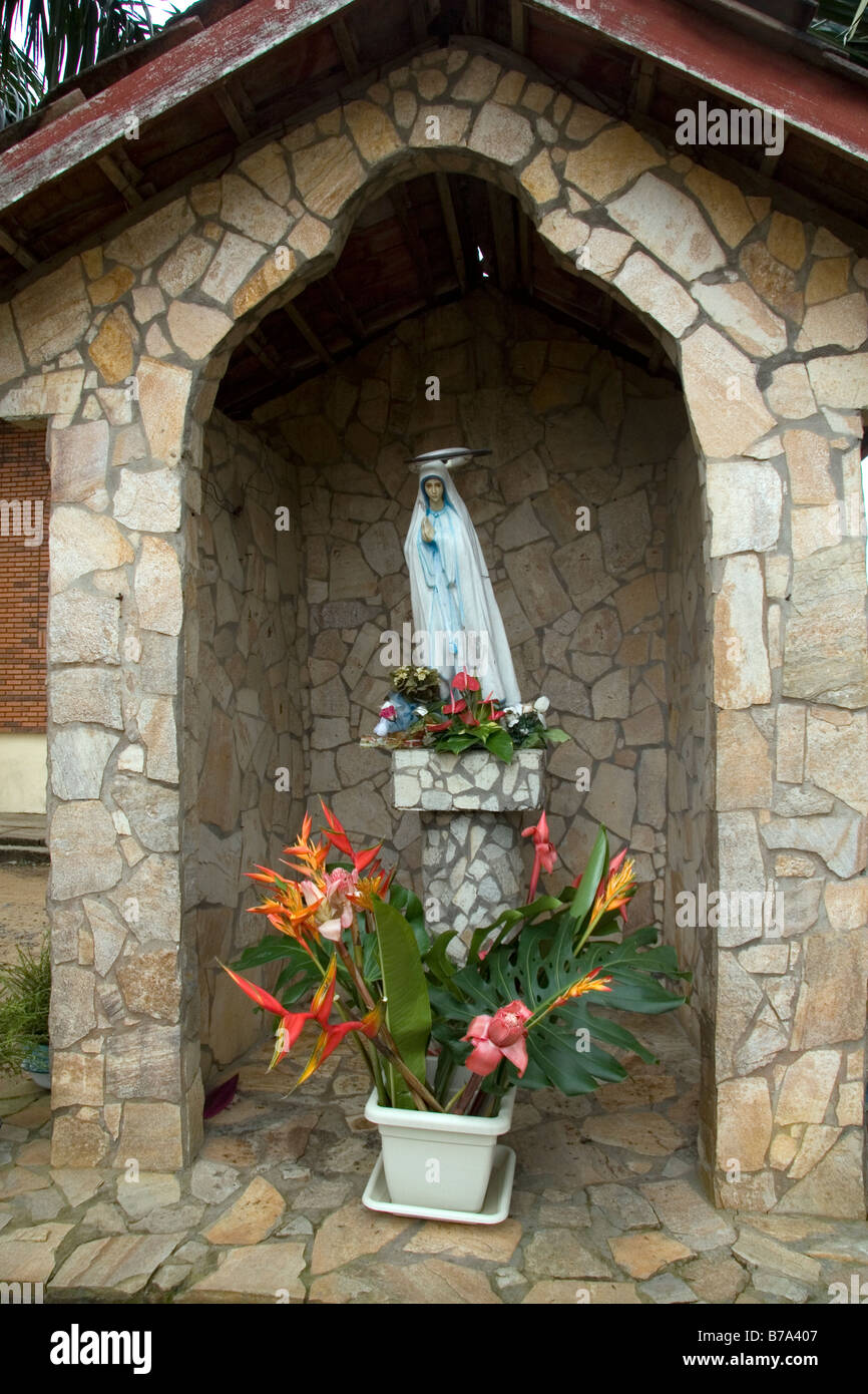 Heiligtum in der katholischen Kirche von Saint Monica Sainte Monique Douala Kamerun Stockfoto