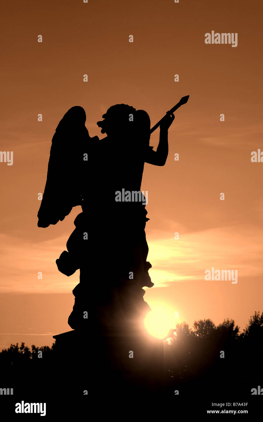 Rom - Silhouette der Engel von Engel-Brücke im Sonnenaufgang Stockfoto