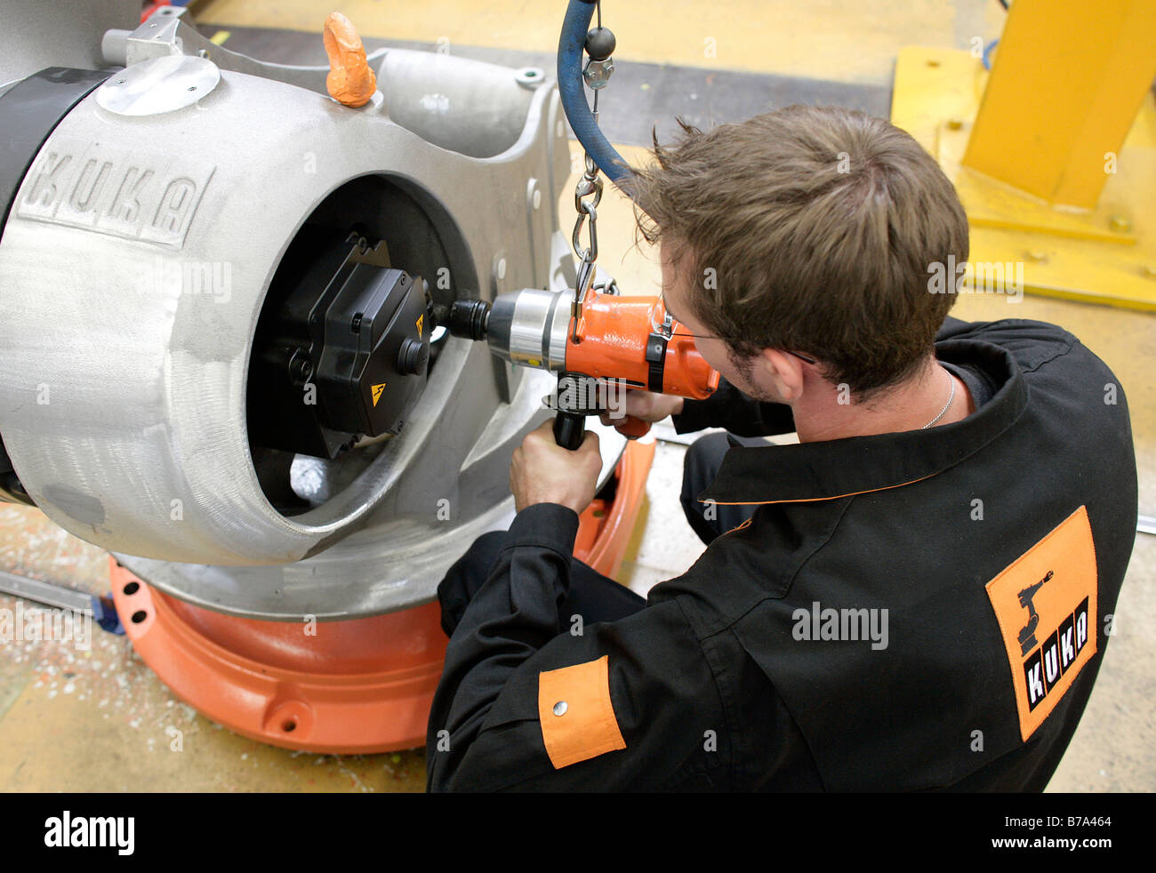 Mechatronik Lehrling bei der Roboter-Produktion in der KUKA Roboter GmbH, verantwortlich für die Robotik-Abteilung der IWKA A Stockfoto