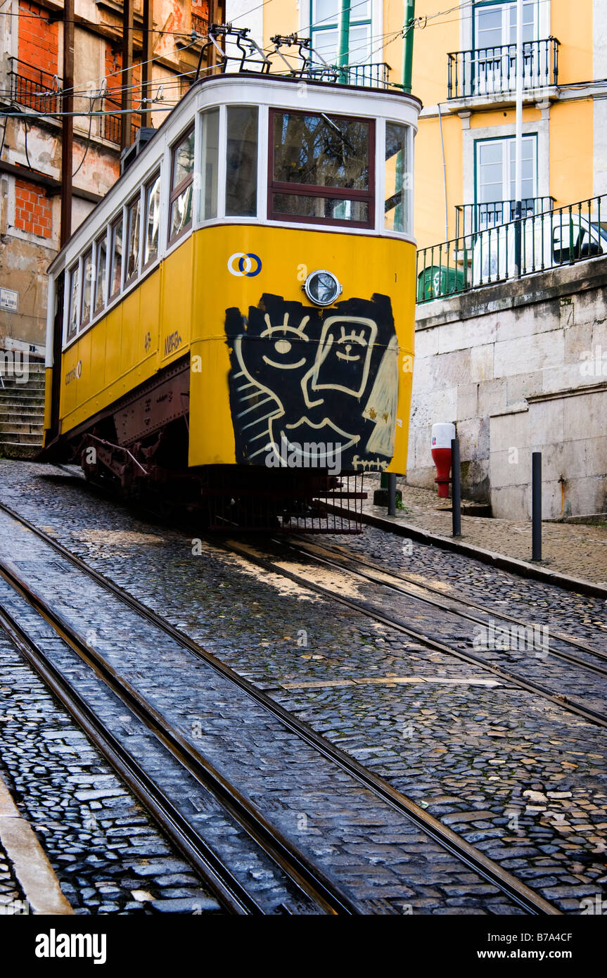 Einer der die Standseilbahnen verlaufenden nach oben und unten die steilen Straßen von Lissabon Portugal Stockfoto