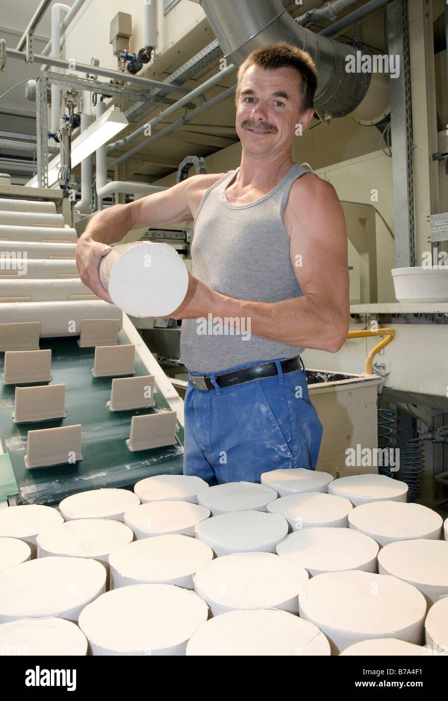 Mitarbeiter keramisches Material vorbereiten, so es in die Gipsform der Produktion Geschirr passt Villeroy & Boch AG Faiencerie Stockfoto