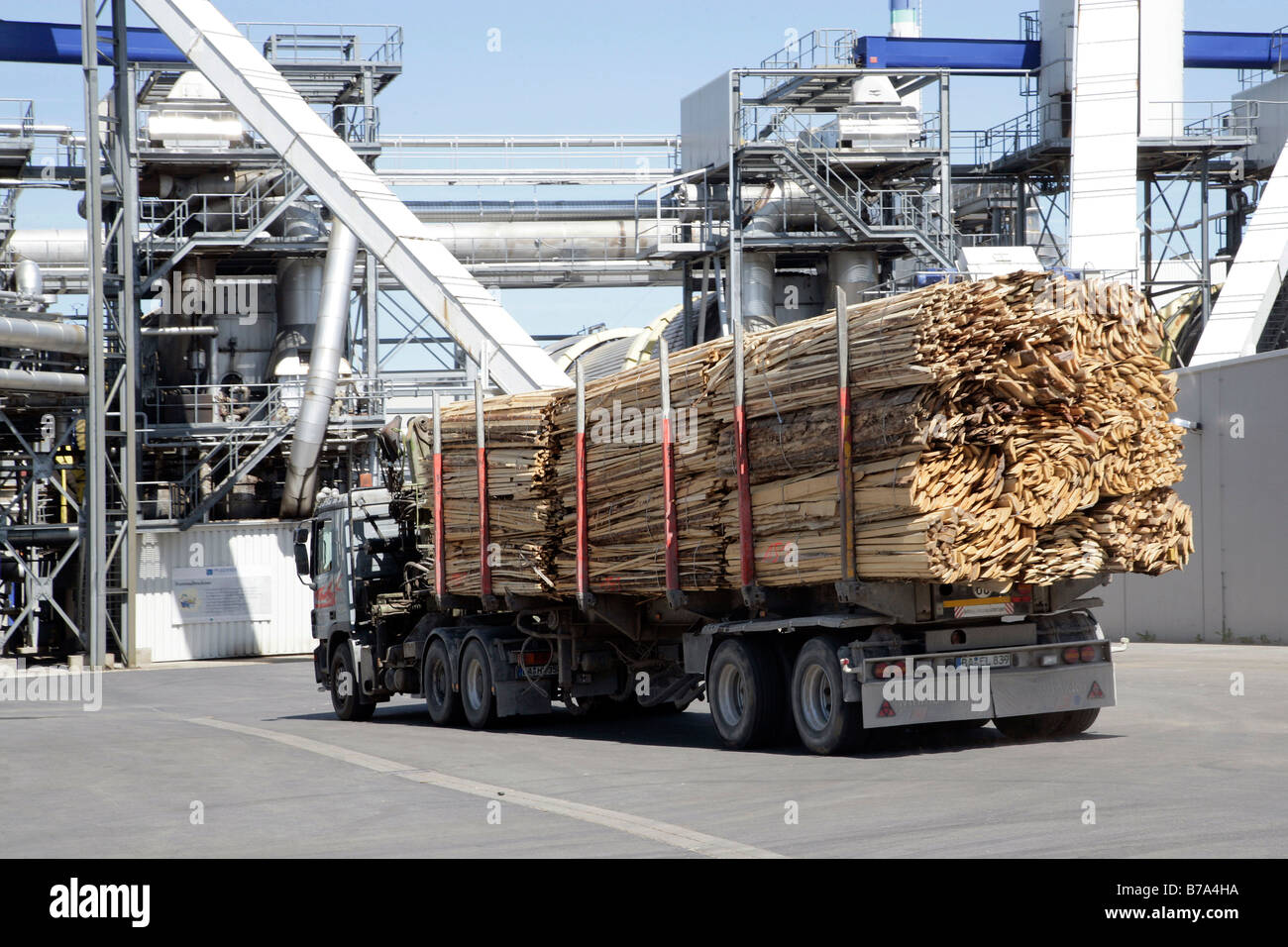 Holz Lieferung für die Herstellung von Spanplatten oder Spanplatten, Produktionsstandort der Pfleiderer AG in Neumarkt, Bayern, G Stockfoto