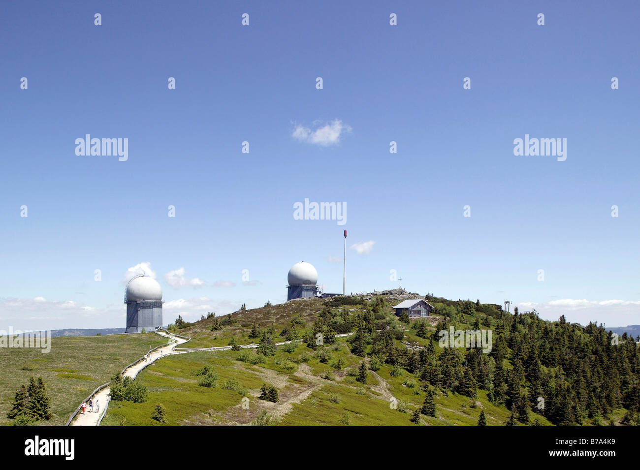 Gipfelplateau mit NATO-Türmen, Radarstation der deutschen Luftwaffe für Luftraumüberwachung auf Mount Grosser Arber in der Nähe von Bayerisch Stockfoto