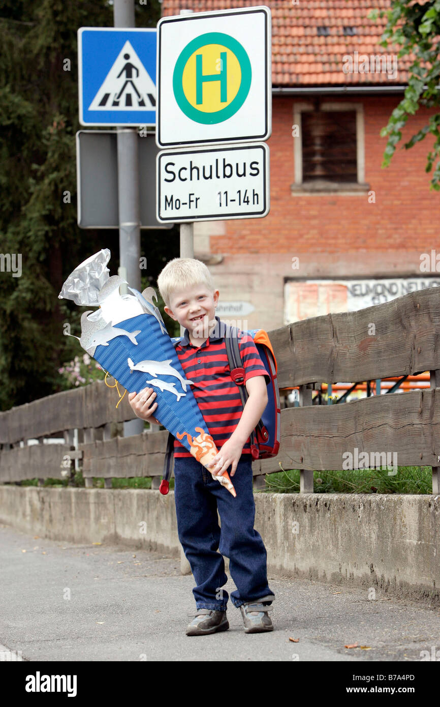 Schulkind mit einer Schultuete, große Kornett Karton gefüllt mit Süßigkeiten und Geschenken, deutschen Kindern auf ihre f gegeben Stockfoto