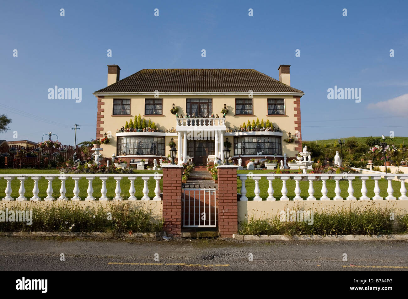 Ein Haus mit viel Kitsch Dekorationen in Lisdoonvarna, County Clare, Irland Stockfoto