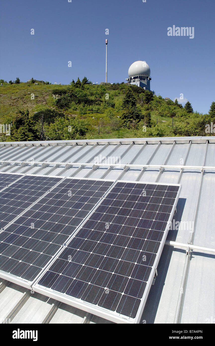 Photovoltaik-Anlage auf dem Dach der Bergstation der Arber-Bergbahn am Mount Grosser Arber in der Nähe von Bayerisch Eis Stockfoto