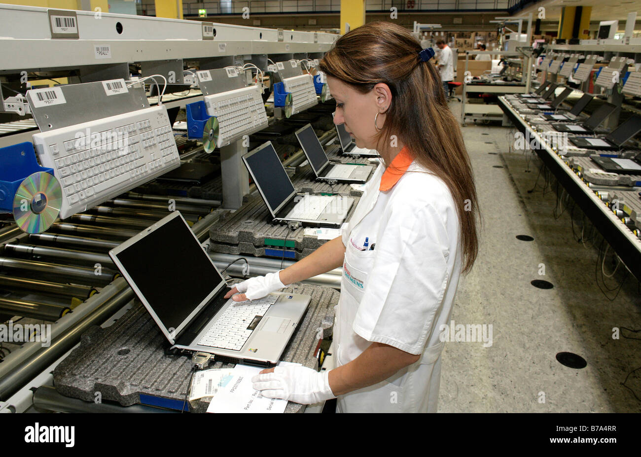 Mitarbeiter der Computer-Produktion in den Funktionstest, Endkontrolle eines Notebooks bei der Fujitsu Siemens GmbH in Augsbur Stockfoto