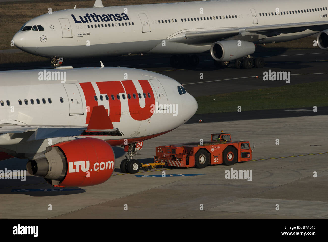 LTU Airbus A330 und Lufthansa Airbus A340-300, Düsseldorf International Airport, Nordrhein-Westfalen, Deutschland. Stockfoto