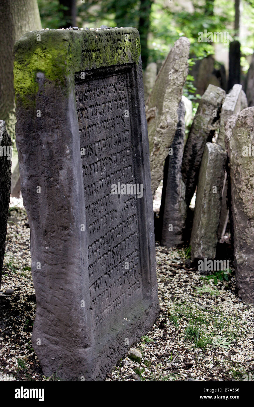 Grabsteine auf dem alten jüdischen Friedhof in der Josefstadt oder Josefov Viertel von Prag, Tschechische Republik, Europa Stockfoto
