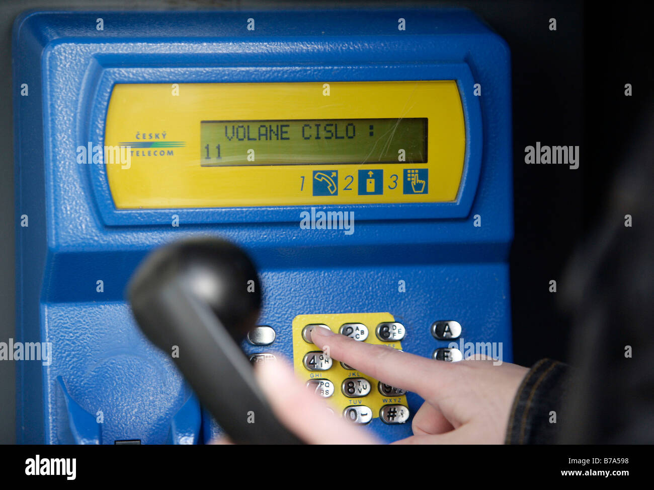 Frau von einem Feld anrufen oder Telefonzelle Cesky Telecom, die tschechischen Telekom-Unternehmen in Prag, Tschechische Republik, Europa telefonieren Stockfoto