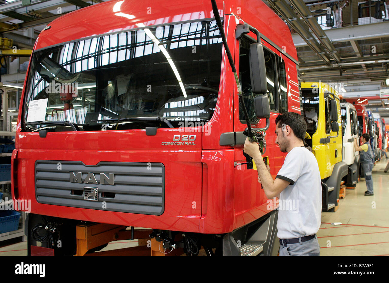 Arbeiter arbeiten an der Tür für ein LKW mit einem treibenden Fahrerhaus, Herstellung, Produktion Mann Nutzfahrzeug Corporation, München, Stockfoto