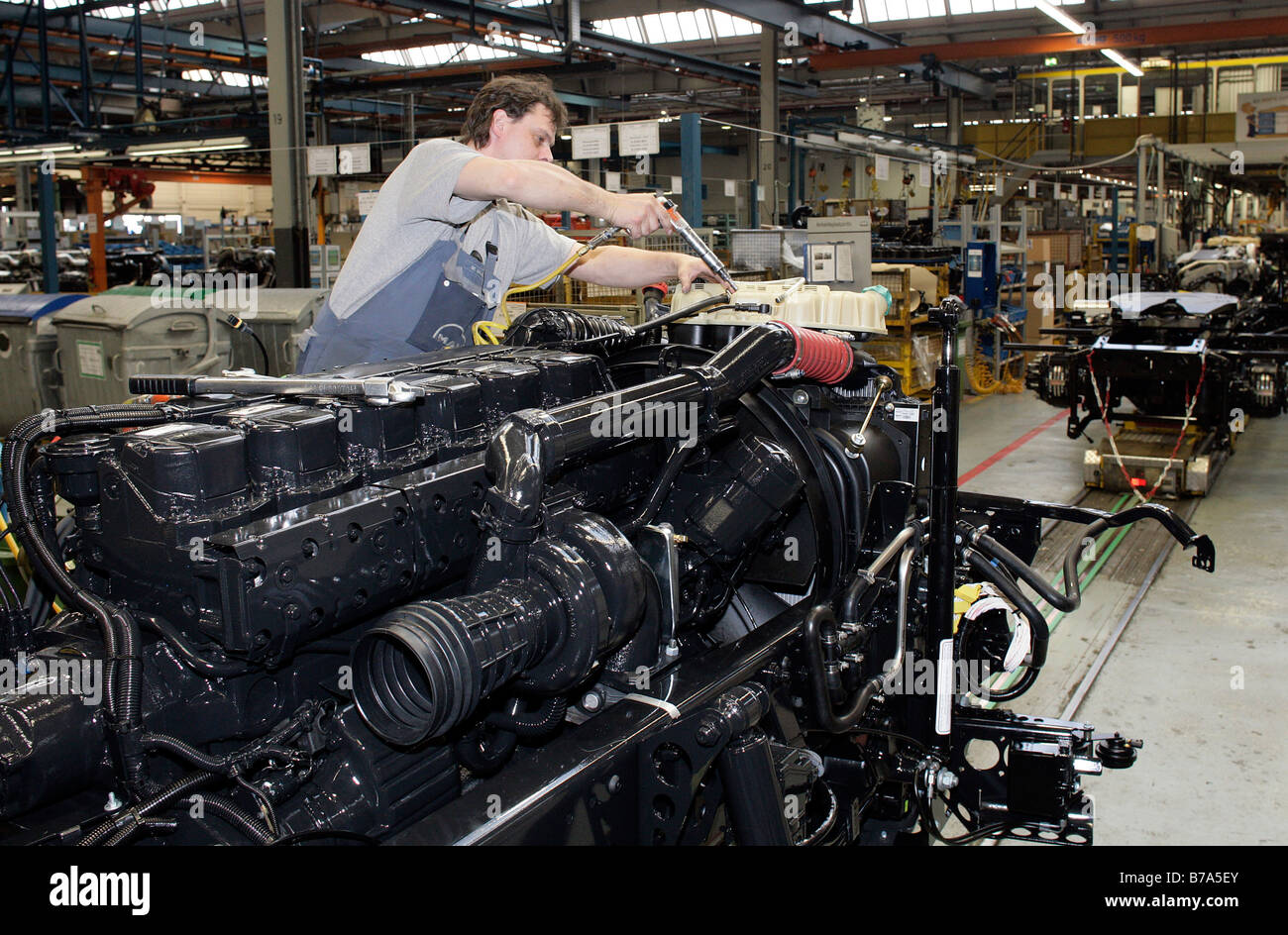 Arbeiter arbeiten an Motor und Getriebe eines Lastwagens, Herstellung, Produktion Mann Nutzfahrzeug Corporation, München, Bavari Stockfoto