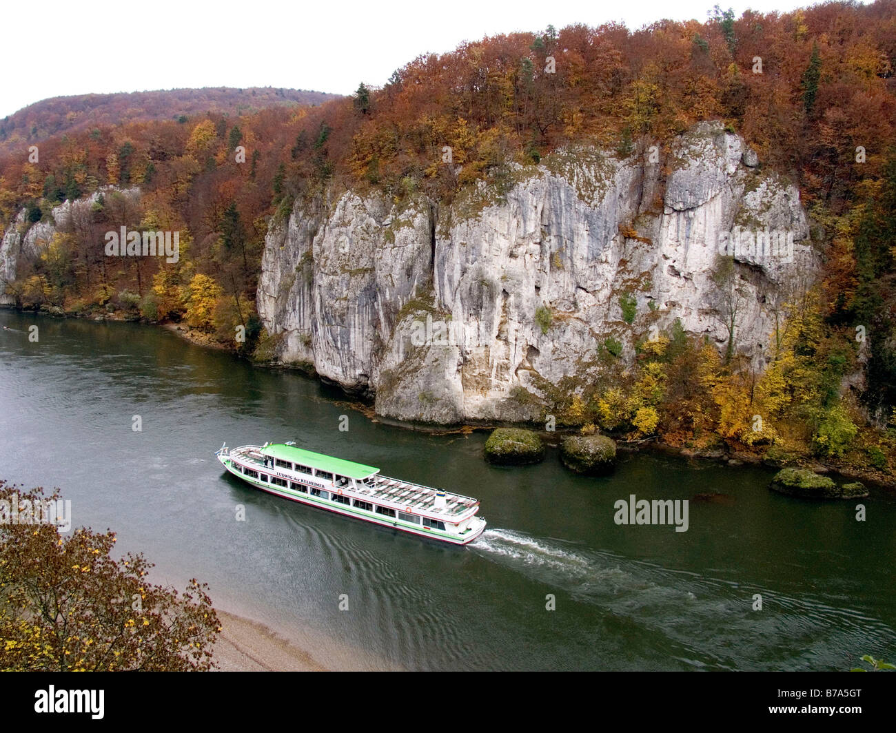 Ausflug Schiff auf die Danube Navigation durch die charakteristisch, wo die Donau die Klippen in der Nähe von Kelheim durchbricht, Stockfoto