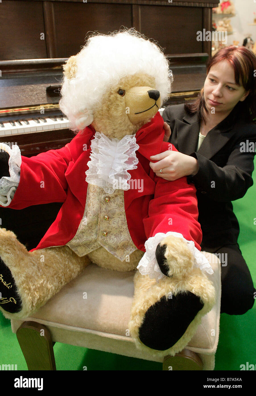 Mitarbeiter von Hermann-Spielwaren GmbH, Coburg Spielzeughersteller arrangieren ein ca. 80 Zentimeter Mozart Teddybär an die Nur Stockfoto
