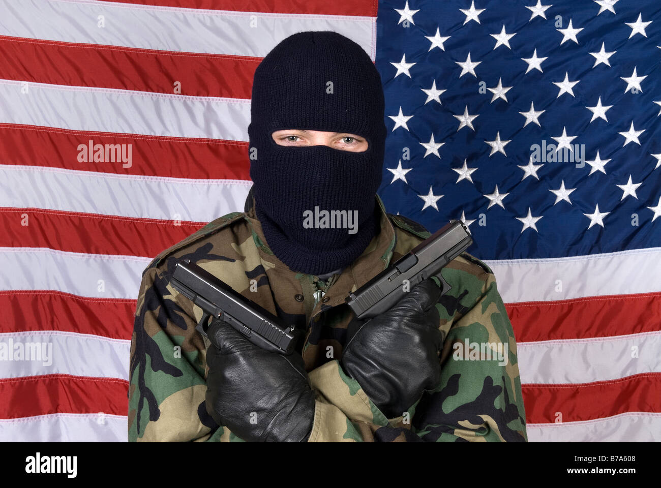 Eine amerikanische steht bereit, sein Land vor dem Terrorismus mit seinen Pistolen schützen Stockfoto
