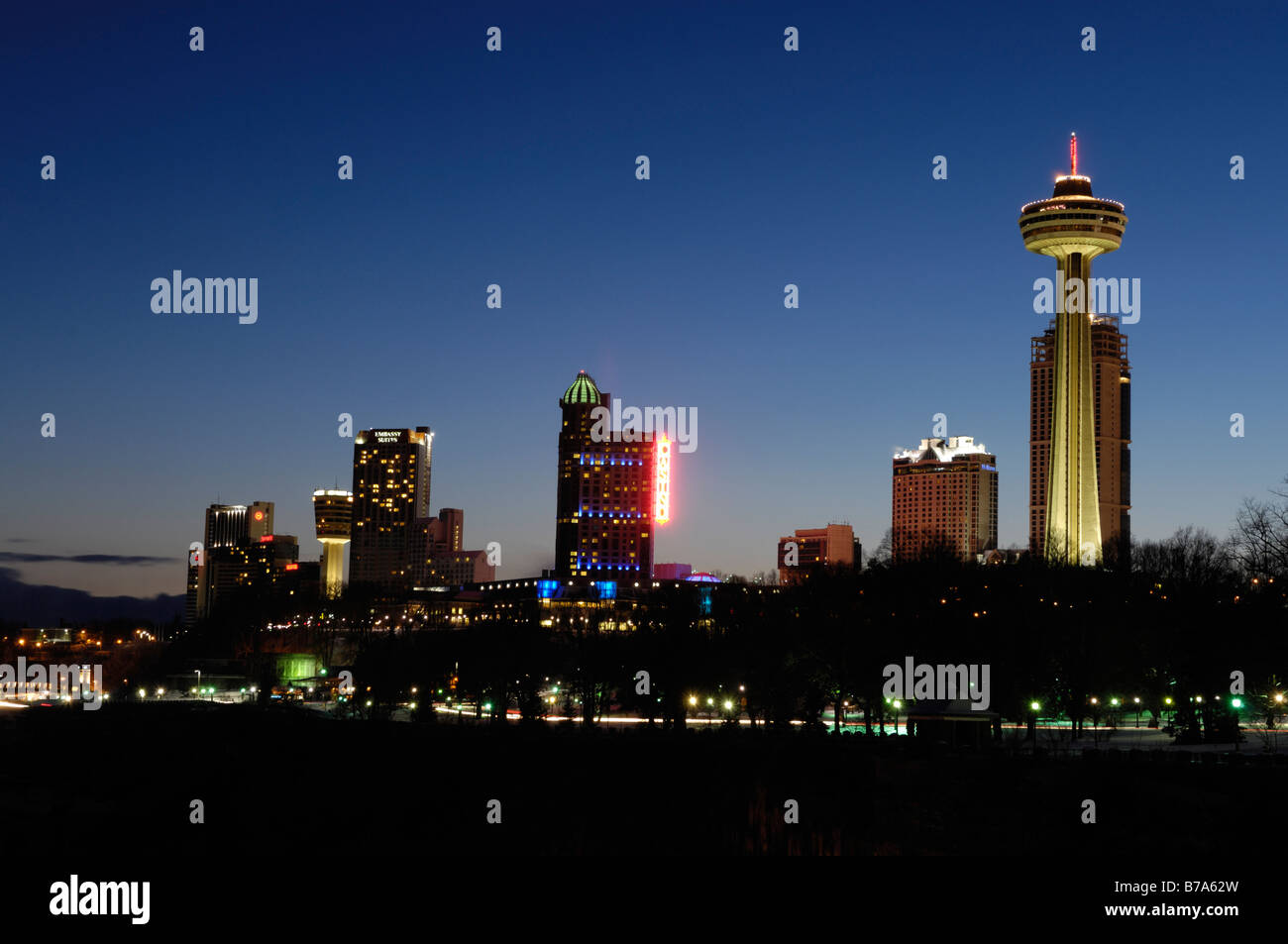 Dämmerung Kulisse der Skyline der Stadt Niagara Falls Stockfoto
