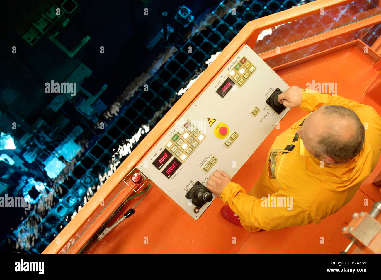 EON Kernkraft Werk Isar II, Reaktorgebäude, verbrachte Brennelementlagerbecken, Mitarbeiter auf der Betankung Bühne konvertieren Brennelement, Stockfoto