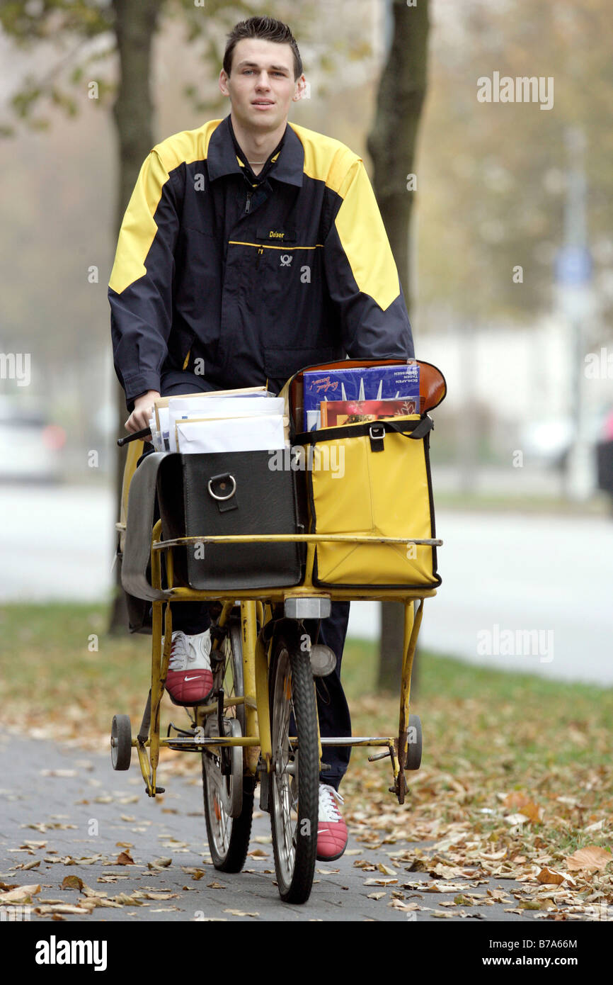 Briefträger der Deutschen Post AG, deutsche Post, mit dem Fahrrad in Regensburg, Bayern, Deutschland, Europa Stockfoto