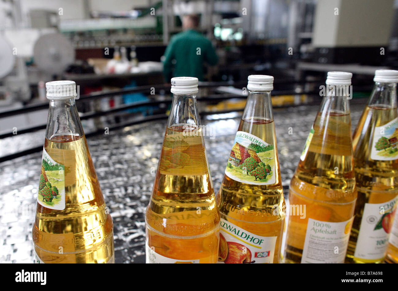 Flaschen Apfelsaft in der Abfüllanlage Fruchtsaft Presse Unternehmen,  Fruchtsaftkelterei Emil Jacoby in Auggen, Baden-Wuer Stockfotografie - Alamy