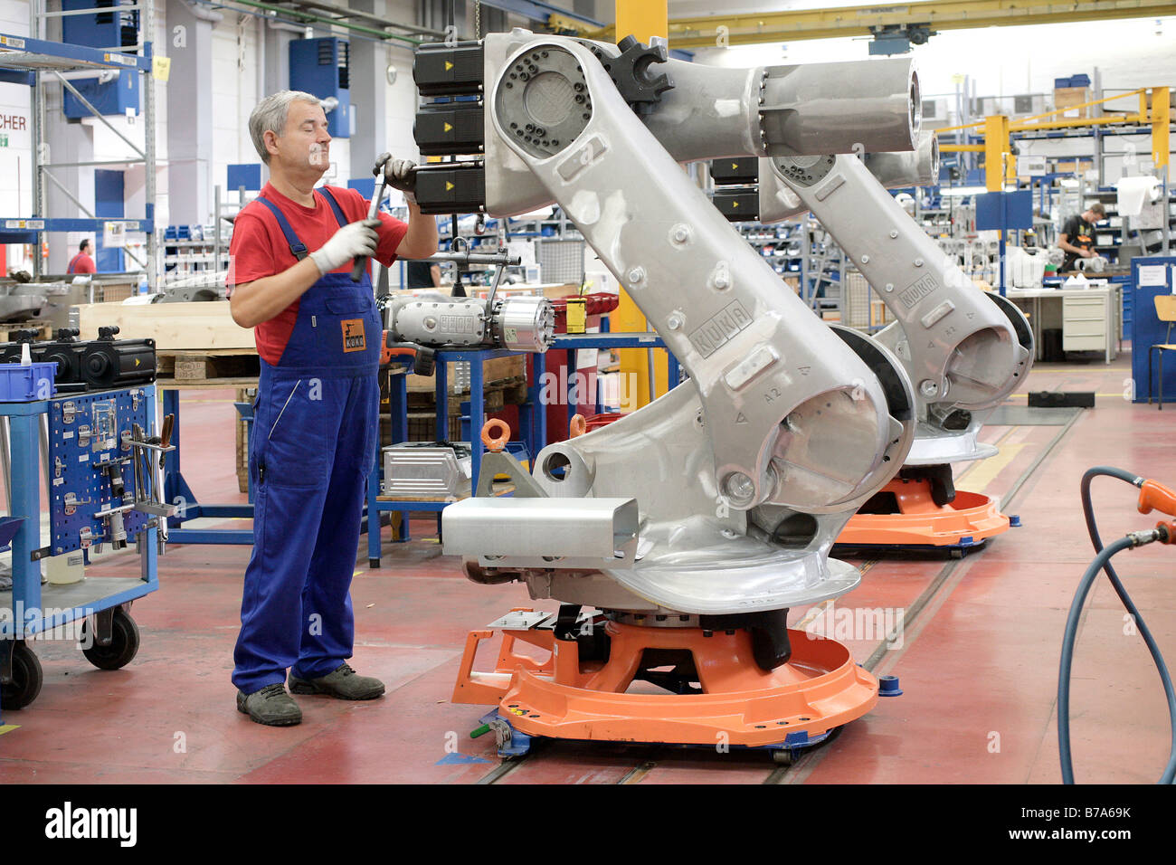 Roboter-Produktion in der KUKA Roboter GmbH, verantwortlich für die Robotik-Abteilung der IWKA AG, Augsburg, Bayern, Deutschland, Stockfoto