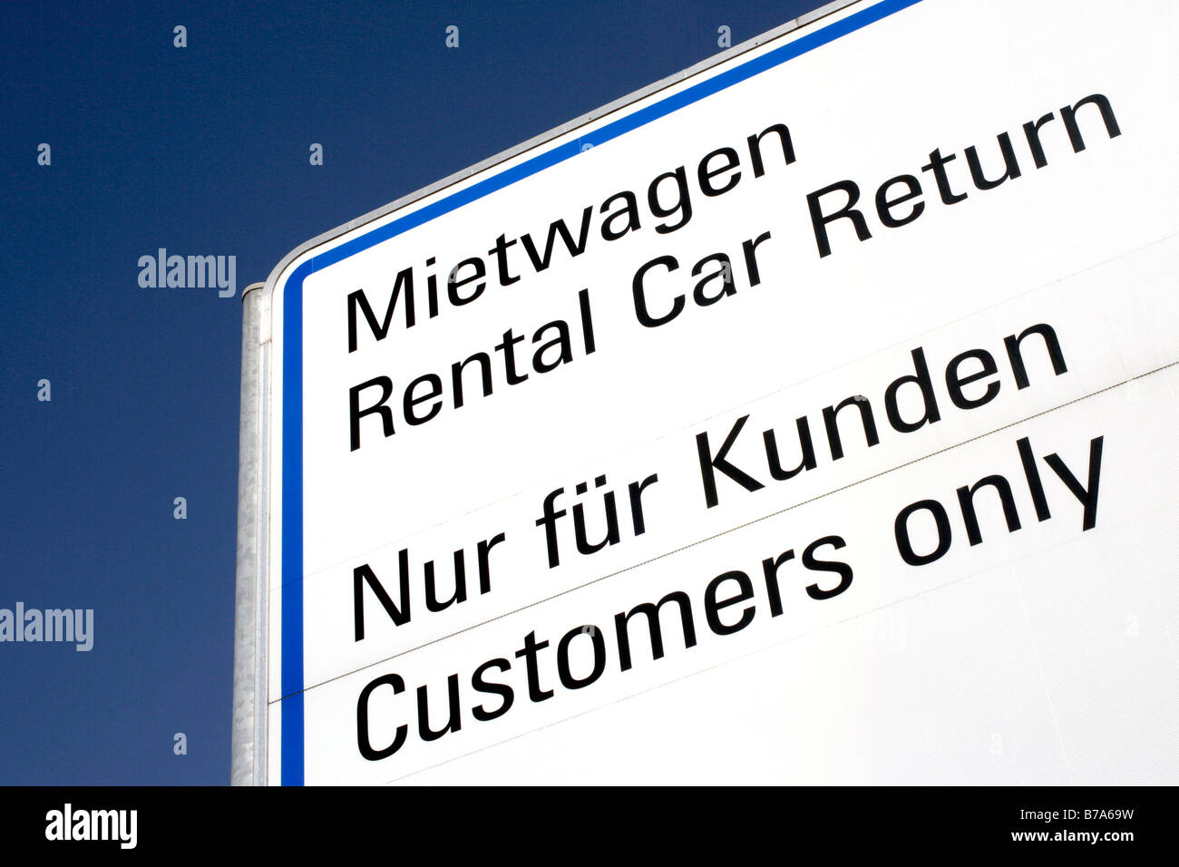 Verkehrszeichen-Informationen für Autovermietungen am Flughafen München, Bayern, Deutschland, Europa Stockfoto