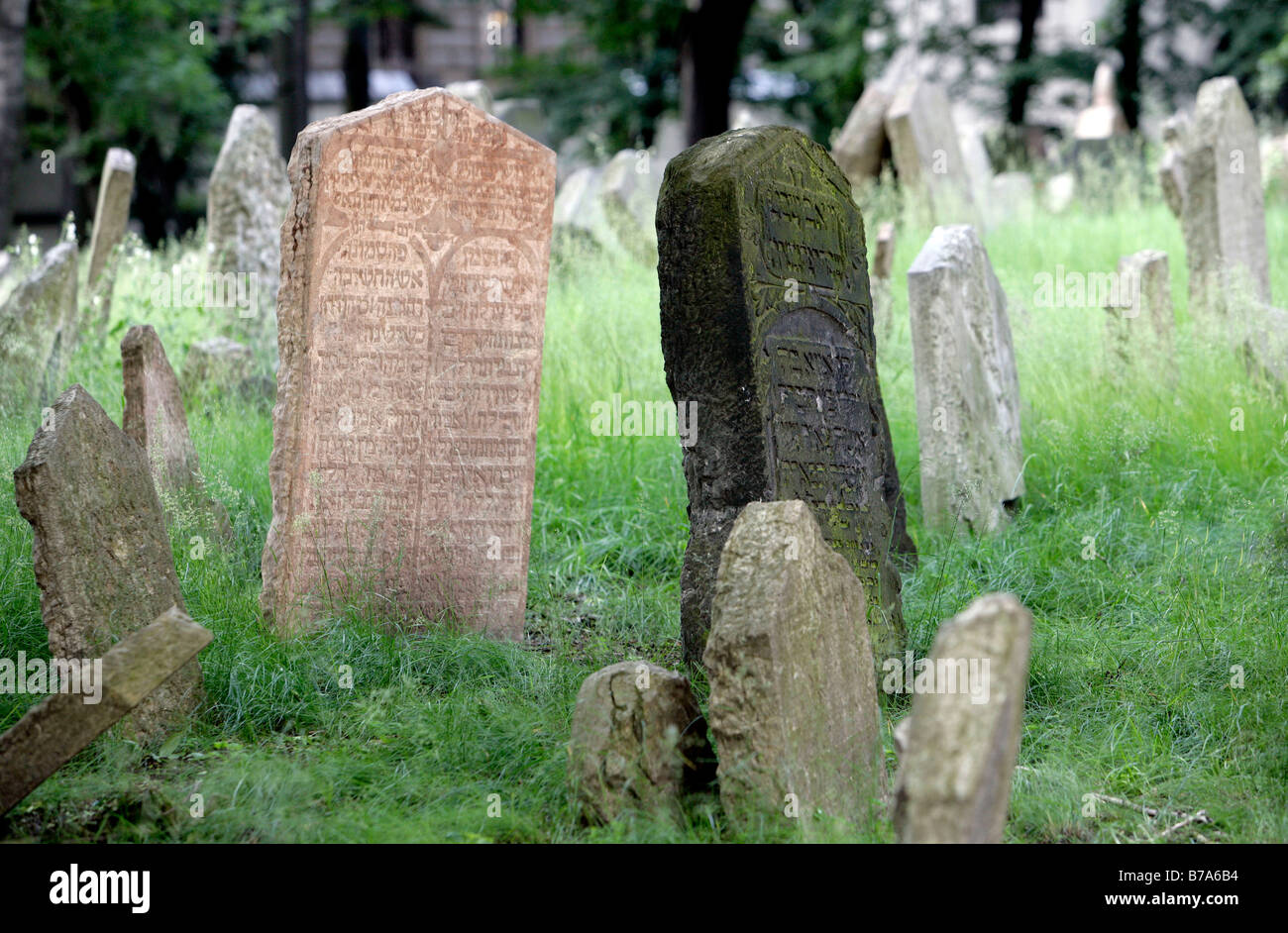 Grabsteine auf dem alten jüdischen Friedhof in der Josefstadt oder Josefov Viertel von Prag, Tschechische Republik, Europa Stockfoto
