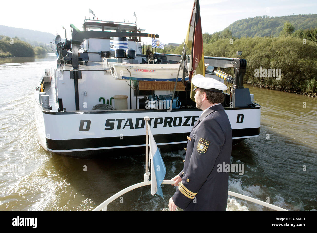 Hafen-Patrouille Polizei Officer, Wasserschutzpolizei auf Patrouillenboot WSP 50 vor der Prüfung der Ware Motorschiff "Stadtproze Stockfoto