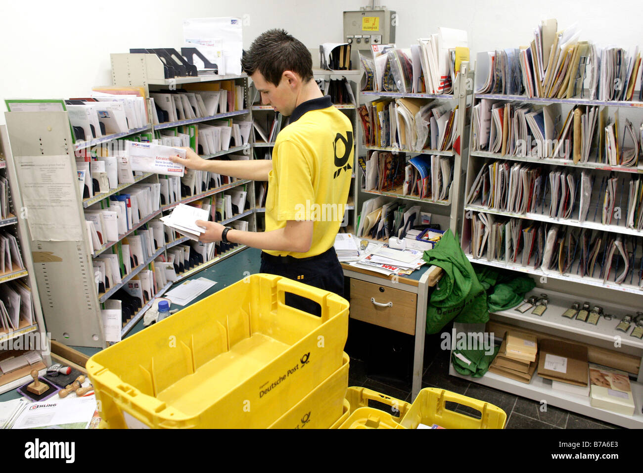 Mitarbeiter, Briefträger, der Deutsche Post AG, deutsche Post, Sortieren der seine Post in